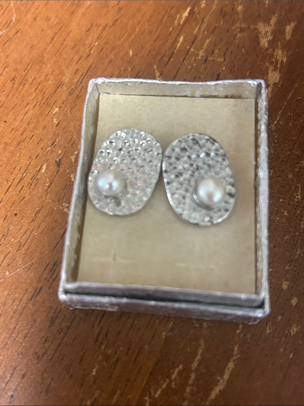 925 Sterling Silver Hammered Disc Pearl Stud Earrings - White Pearl